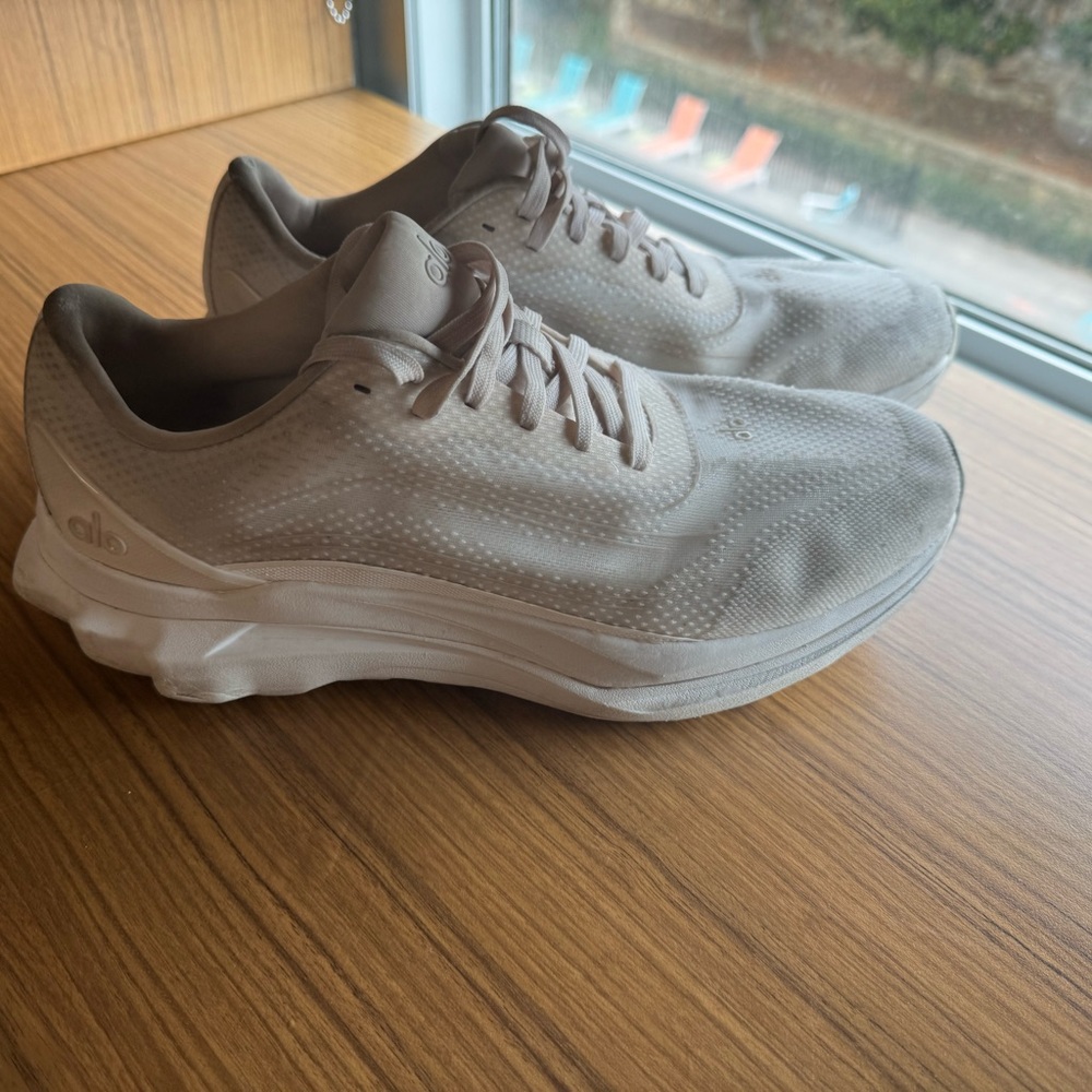 ALO Yoga Cream Athletic Shoes with Mesh Upper and Padded Collar Men 10.5 W 12